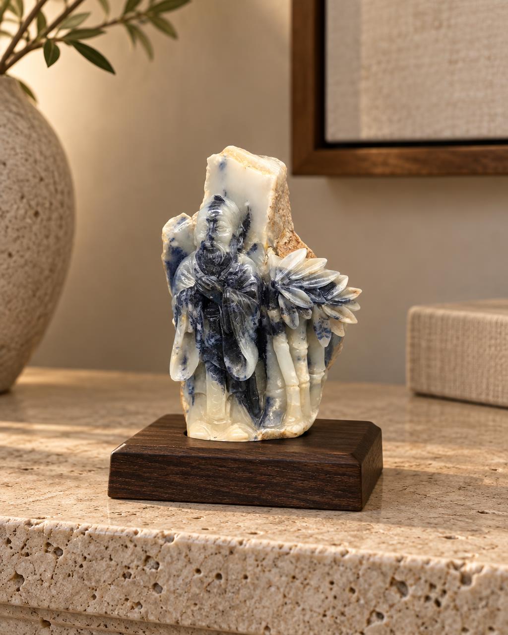 Daniel McKinney - The Confucius Sapphire tabletop in-room collector visual